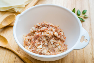 捏ねた豚ひき肉と玉ねぎ　シュウマイの具