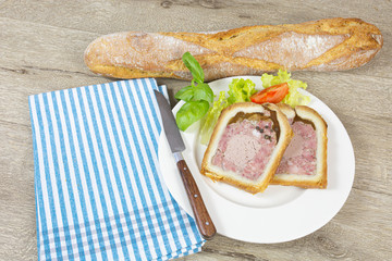 tranche de pâté en croûte richelieu dans une assiette