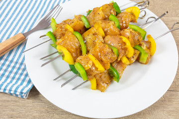brochettes de poulet et poivrons cru, marinées au curry