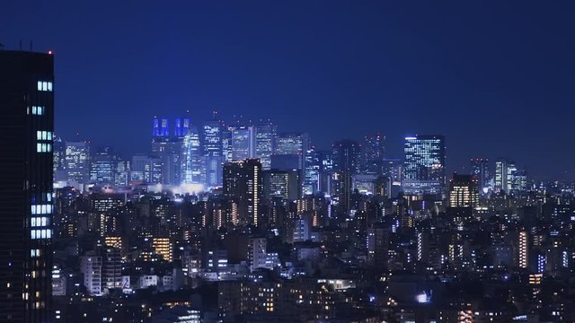 夜の光が綺麗な高層ビル群