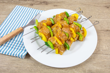 brochettes de poulet et poivrons cru, marinées au curry