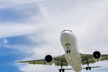 着陸する旅客機