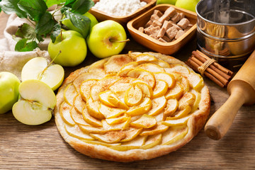 apple pie with fresh fruits