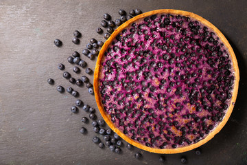 Obraz na płótnie Canvas blueberry pie and fresh berries, top view