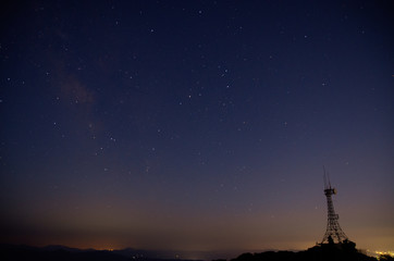 夏の夜空と鉄塔のシルエット