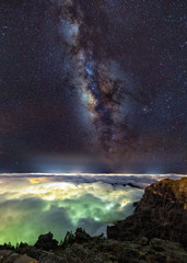 Fototapeta na wymiar Vía Láctea sobre mar de nubes