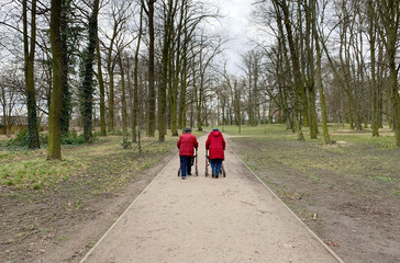 Zwei Rentnerinnen gehen mit einem Rollator im Park in Berlin Bliesdorf spazieren am 01.03.2020.