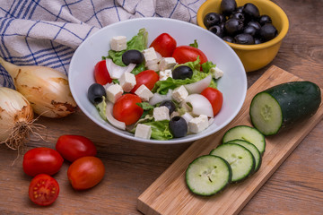 Ingredientes y bol con ensalada griega