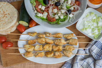 Souvlaki de pollo griego y ensalada