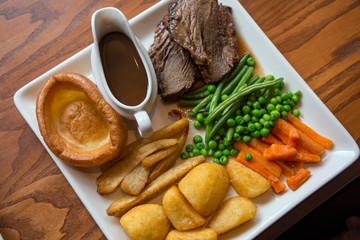 Asado de carne con Yorkshire Puddíng, plato típico inglés