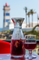 Jarra de sangría en una terraza de Portugal