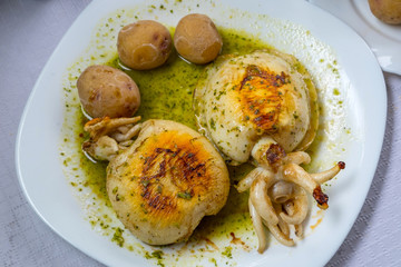 Chocos a la plancha con papas y salsa canaria