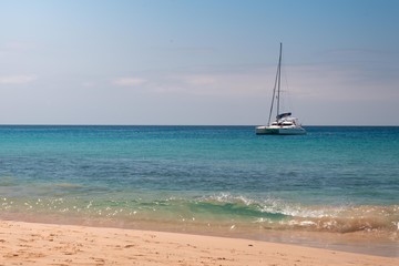 Pequeño velero atracado en una de las mejores playas de Fuerteventura, Jandía. 