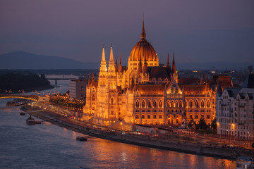 Fototapeta na wymiar Parlamento de Budapest al anochecer
