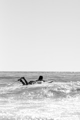 Chica joven y guapa surfeando por playas de Cadiz
