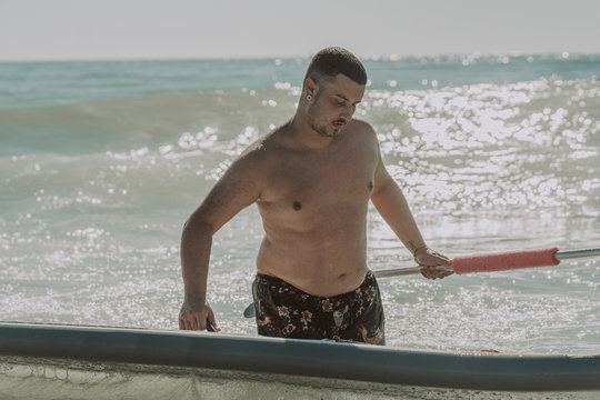 Chico rapado joven en playa de cadiz