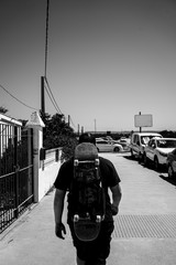 Chicos tomando fotos y volando drone en la playa de cadiz