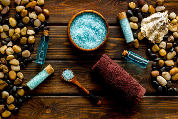 Obraz na płótnie Canvas Lauout of blue sea spa cosmetics. Top view