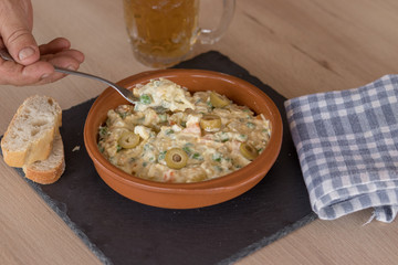 Plato de ensaladilla rusa en una bandeja de pizarra