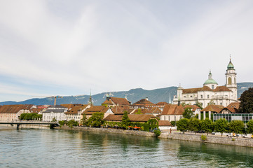 Obraz premium Solothurn, Aare, Kathedrale, St. Ursen-Kathedrale, Barock, Stadt, Altstadt, Fluss, Landhausquai, Kreuzackerbrücke, Uferweg, Sommer, Schweiz