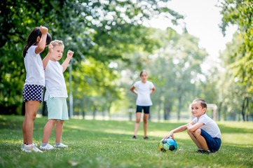 Obraz premium School children in white t shirts are playing outside