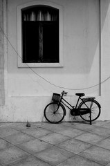Fototapeta na wymiar Bicycle in front of a wall