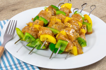 brochettes de poulet et poivrons cru, marinées au curry