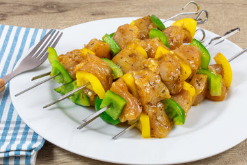 brochettes de poulet et poivrons cru, marinées au curry