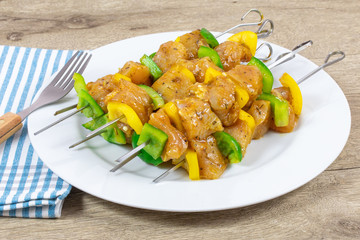 brochettes de poulet et poivrons cru, marinées au curry