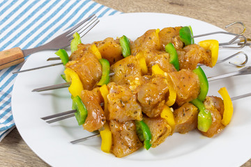 brochettes de poulet et poivrons cru, marinées au curry