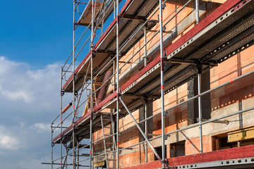 Baustelle Wohnungsbau oder Hausbau mit Gerüst und sehr viel Copyspace