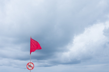 Un drapeau rouge pour interdire la baignade à la plage