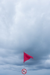 Un drapeau rouge pour interdire la baignade à la plage