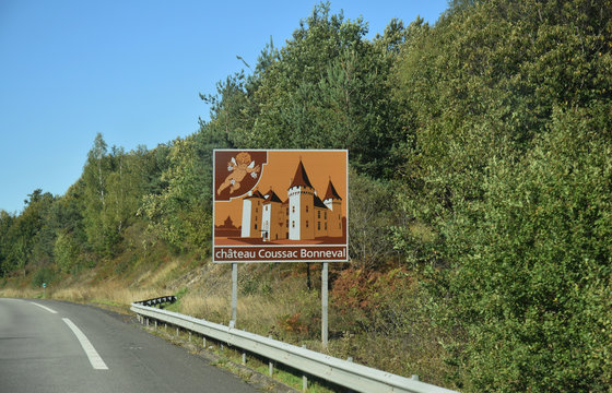 En roulant sur l'autoroute :  panneau touristique sur l'autoroute A20 en Haute-Vienne. Ch&acirc;teau Coussac
Bonneval, Nouvelle-Aquitaine, France.