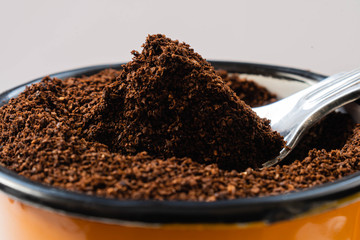 primero plano de cafe molido con cuchara 