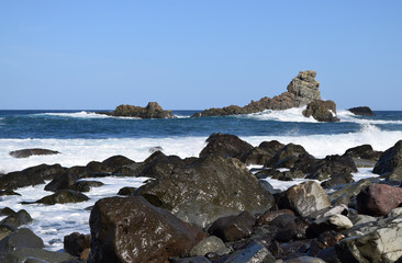 Fototapeta na wymiar black rocks in the ocean
