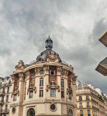Fototapeta na wymiar Typical view of the Parisian buildings