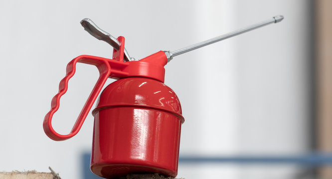 Aceitera roja lubricadora industrial. contenedor de aceite para maquinas. Engrasadora de maquinaria