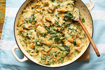 Fried chicken with chanterelle mushrooms, spinach in creamy dill sauce 
