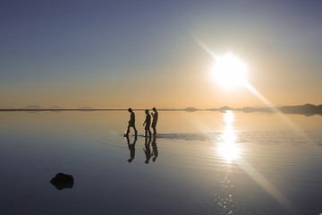 Desconocidos caminando