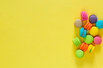 Obraz premium Sweet colorful macaroons on yellow background