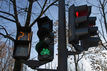 Traffic light for pedestrians, bicycles and automobiles and seconds counter