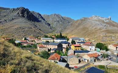 Fototapeta na wymiar Views of Villafeliz de Babia village, Spain