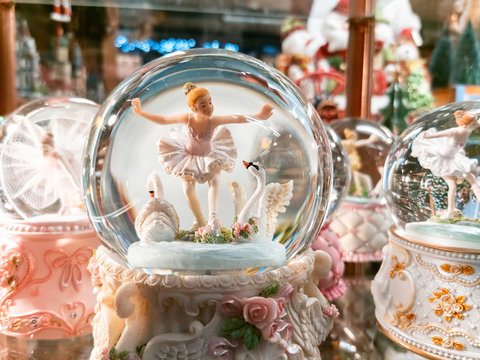 Crystal ball with ballet motif, ballerina and swans inside - Bola de cristal con motivo de ballet, bailarina y cisnes en el interior 