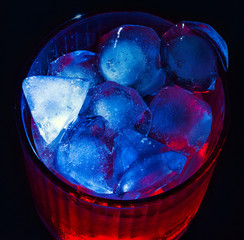 Eiswürfel in Drink. Rotes, blaues und weisses Licht