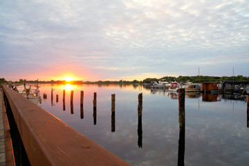 Abendstimmung mit Sonnenuntergang an einer Botsanlegestelle in Töplitz an der Havel