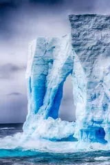 Gordijnen Torenbeeldhouwwerk in ijsberg © karenfoleyphoto
