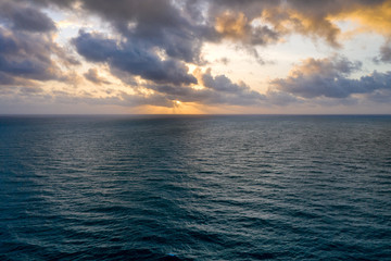 Obraz premium Sunrise in the horizon over the ocean