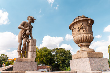 Steinerne Statue und Vase auf der Puppenbr&uuml;cke in L&uuml;beck