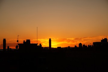 Obraz na płótnie Canvas sunset over the city in the park